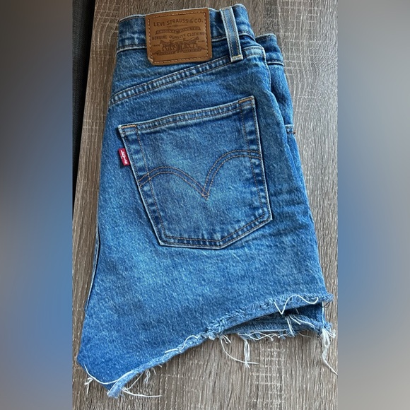 Levi’s Ribcage Distressed Shorts - Picture 2 of 3